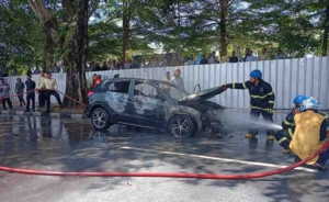 Breaking News: Diduga Korsleting, Mobil HRV Milik Dokter Terbakar di Depan PT Timah Pangkalpinang