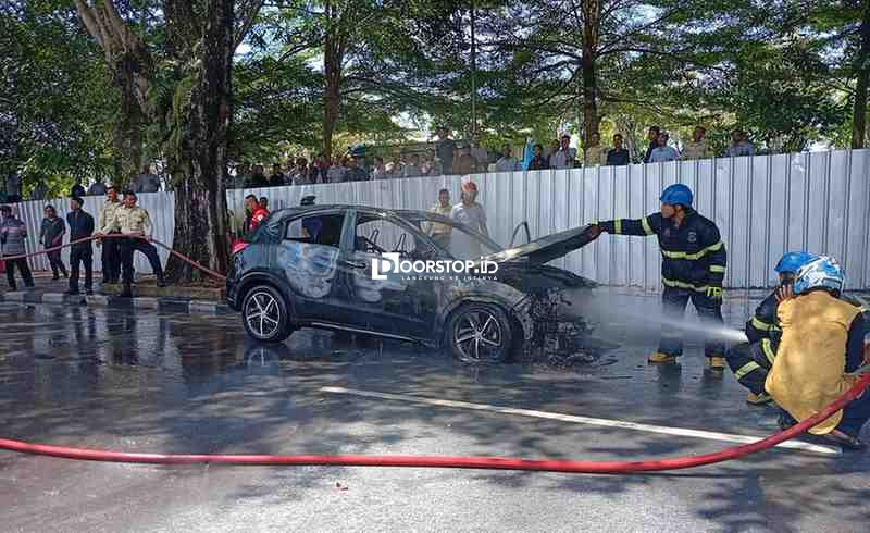 Breaking News: Diduga Korsleting, Mobil HRV Milik Dokter Terbakar di Depan PT Timah Pangkalpinang