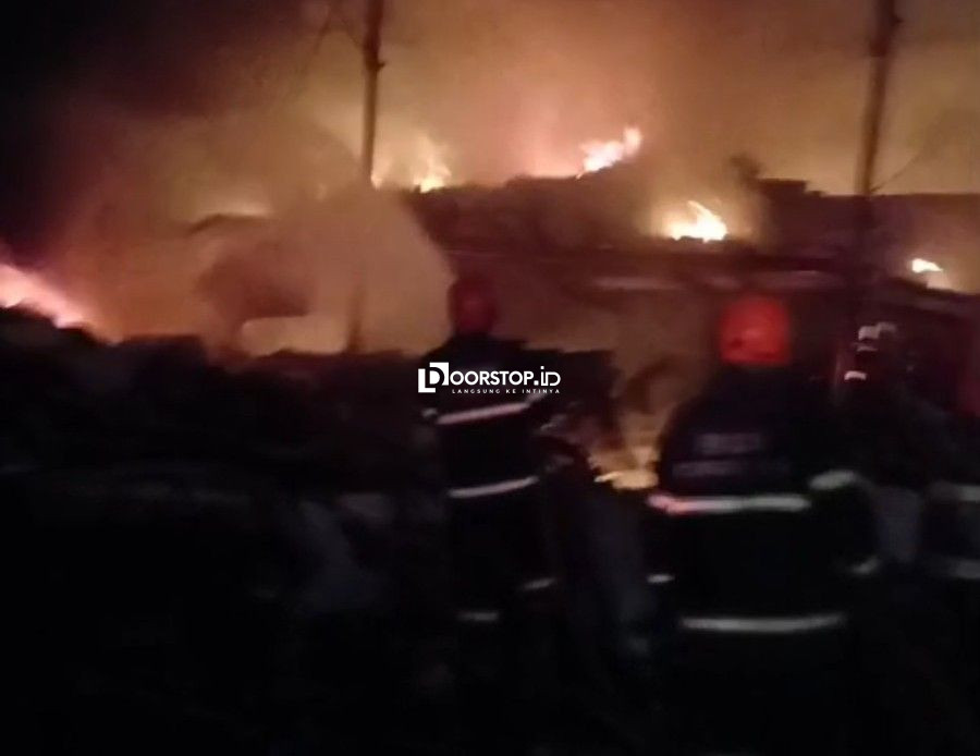 Gudang Rongsokan CV Tama Terbakar, Petugas Damkar Jinakkan Api dalam Satu Jam