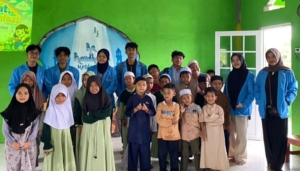 Tanamkan Mimpi Sejak Dini, Mahasiswa UBB Ajak Anak Yayasan Daarul Hasanah Berani Belajar dan Peduli