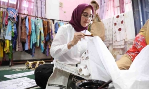 Noni Hidayat Ajak Masyarakat Bangga Pakai dan Beli Batik Karya Daerah Sendiri