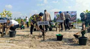 Polda Babel Hijaukan Tanjung Ratu, Kapolda Ingatkan Hukum Aksi-Reaksi Alam