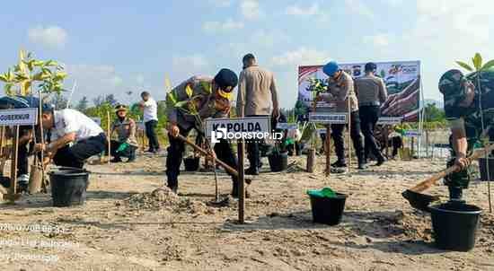 Polda Babel Hijaukan Tanjung Ratu, Kapolda Ingatkan Hukum Aksi-Reaksi Alam