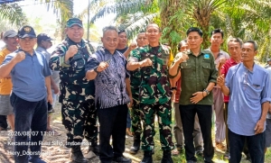 TMMD ke-129 Bangka Gandeng Formap Babel Bagikan 100 Karung Pupuk Pufa untuk Petani Desa Deniang