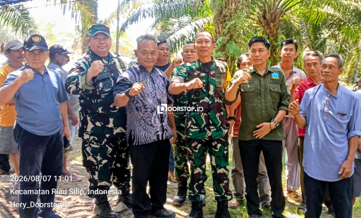 TMMD ke-129 Bangka Gandeng Formap Babel Bagikan 100 Karung Pupuk Pufa untuk Petani Desa Deniang