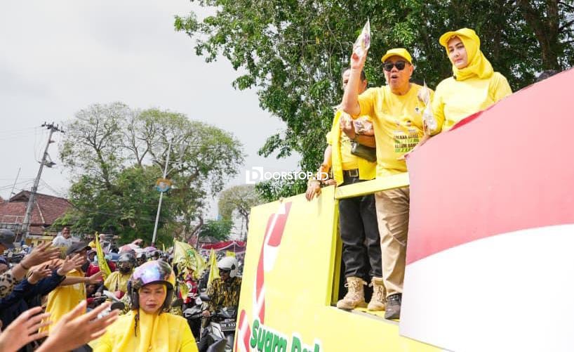 Gubernur Hidayat dan Istri Jadi Peserta Pawai Kendaraan Hias HUT Ke-81 RI Tingkat Provinsi