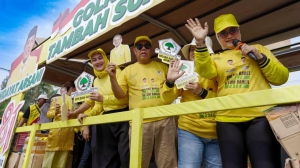 Semarak HUT ke-81 RI, Gubernur Babel dan Istri Bagikan 20 Ribu Bingkisan Makanan ke Warga