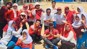 Guru Ikut Tarik Tambang, Semangat Kemerdekaan di SMPN 6 Sungailiat Bikin Sekolah Jadi Arena Kebersamaan