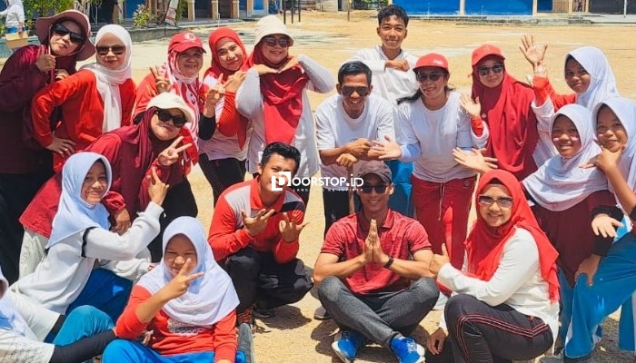 Guru Ikut Tarik Tambang, Semangat Kemerdekaan di SMPN 6 Sungailiat Bikin Sekolah Jadi Arena Kebersamaan