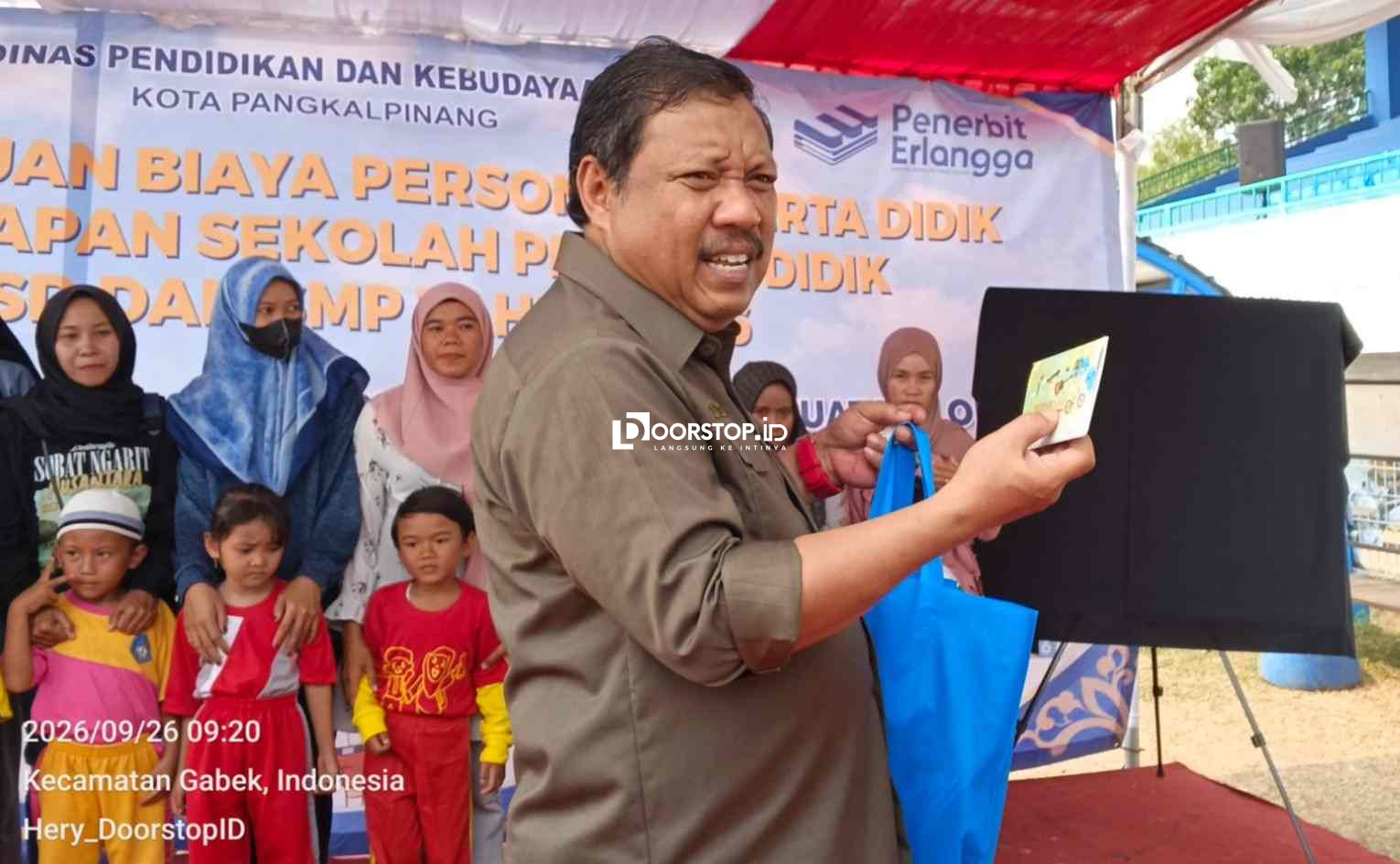 Udin-Dessy Salurkan Bantuan Perlengkapan Sekolah ke 1.165 Pelajar Pangkalpinang Hari Ini