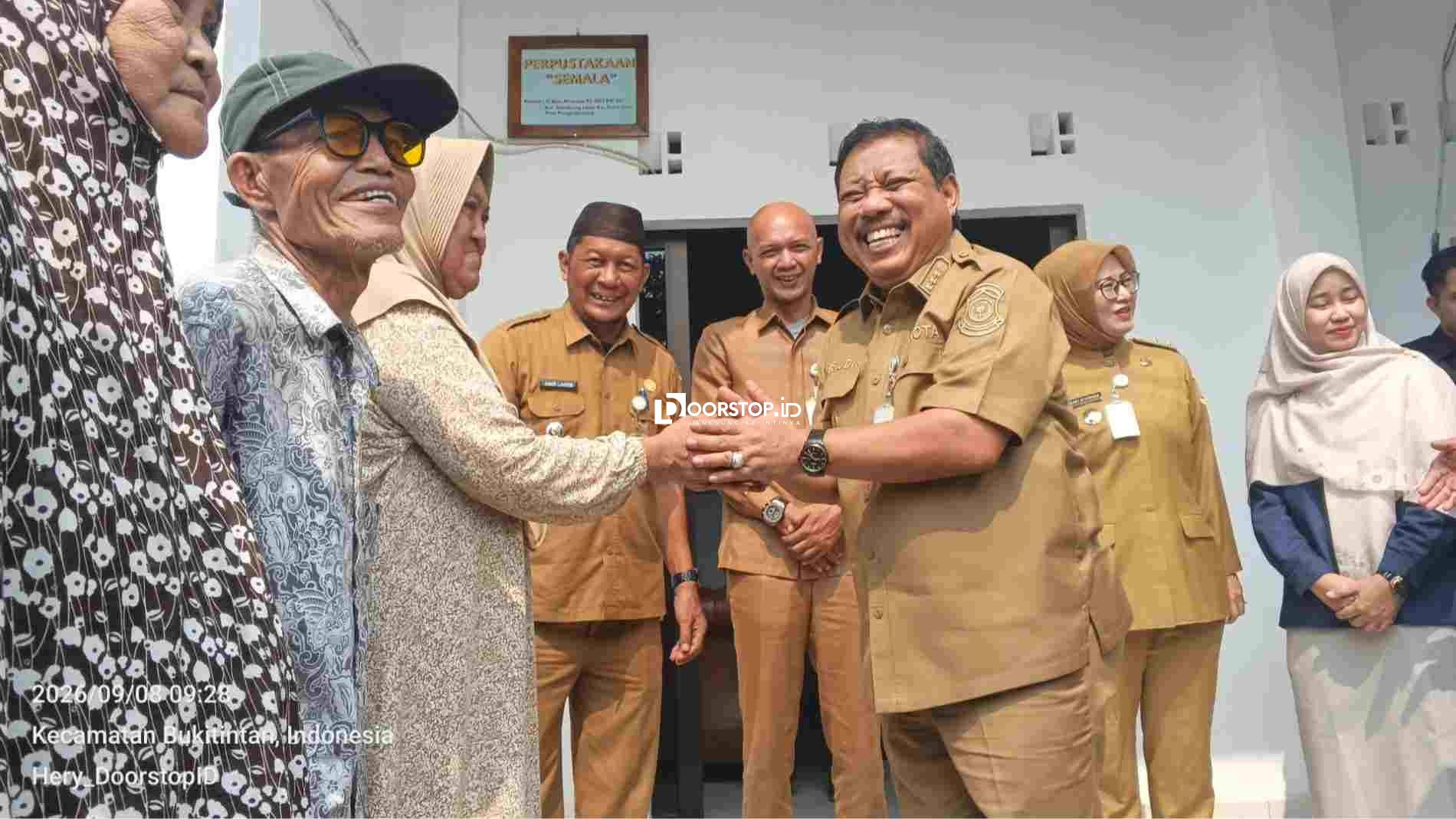 Wali Kota Pangkalpinang Salurkan Bantuan Pangan Beras untuk 717 PBP di Kelurahan Semabung Lama
