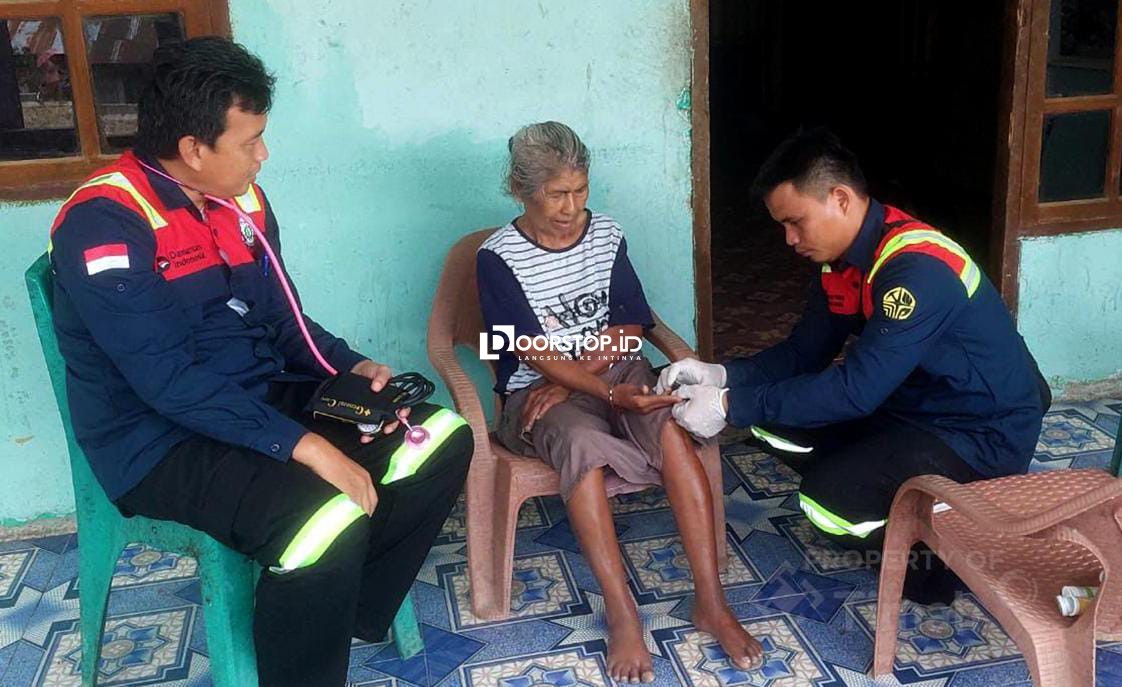Tim ERG PT TIMAH Beri Layanan Kesehatan Gratis bagi Ratusan Warga Terdampak Gempa di NTT
