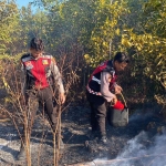 Kabag Ops Polres Belitung Pimpin Pemadaman Karhutla di Desa Sungai Samak