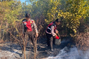 Kabag Ops Polres Belitung Pimpin Pemadaman Karhutla di Desa Sungai Samak