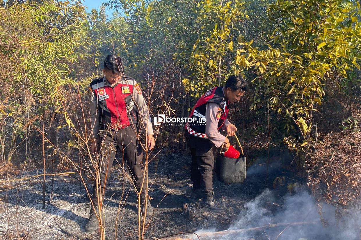 Kabag Ops Polres Belitung Pimpin Pemadaman Karhutla di Desa Sungai Samak