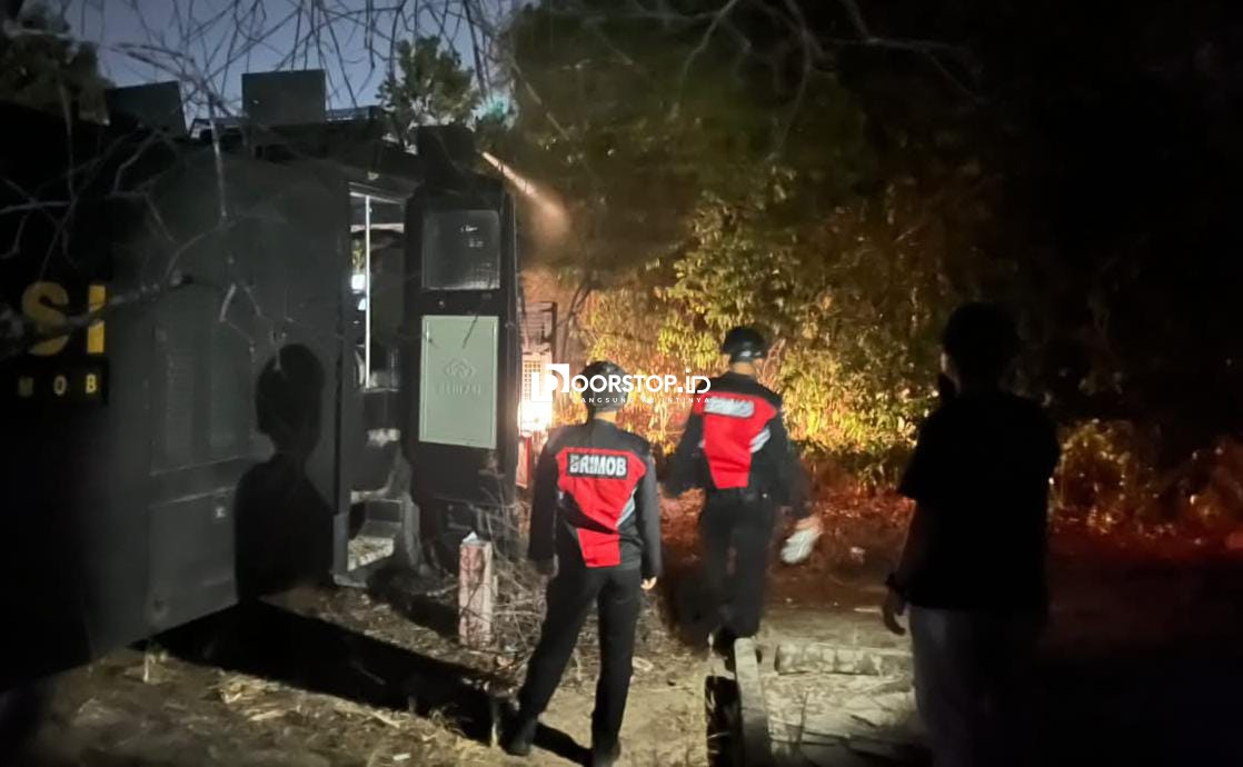 Lahan Gambut di Desa Batu Belubang Terbakar, Tim Siaga Karhutla Satbrimob Polda Babel Bergerak Cepat Padamkan Api