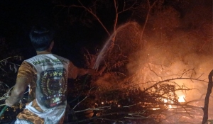 Bahu-membahu, Polsek Dendang dan Warga Jinakkan Kebakaran Lahan 0,8 Hektare di Desa Nyuruk