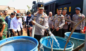 Dampak Kemarau Panjang, Polda Babel Pasok 12 Ribu Liter Air Bersih ke Desa Kemuja