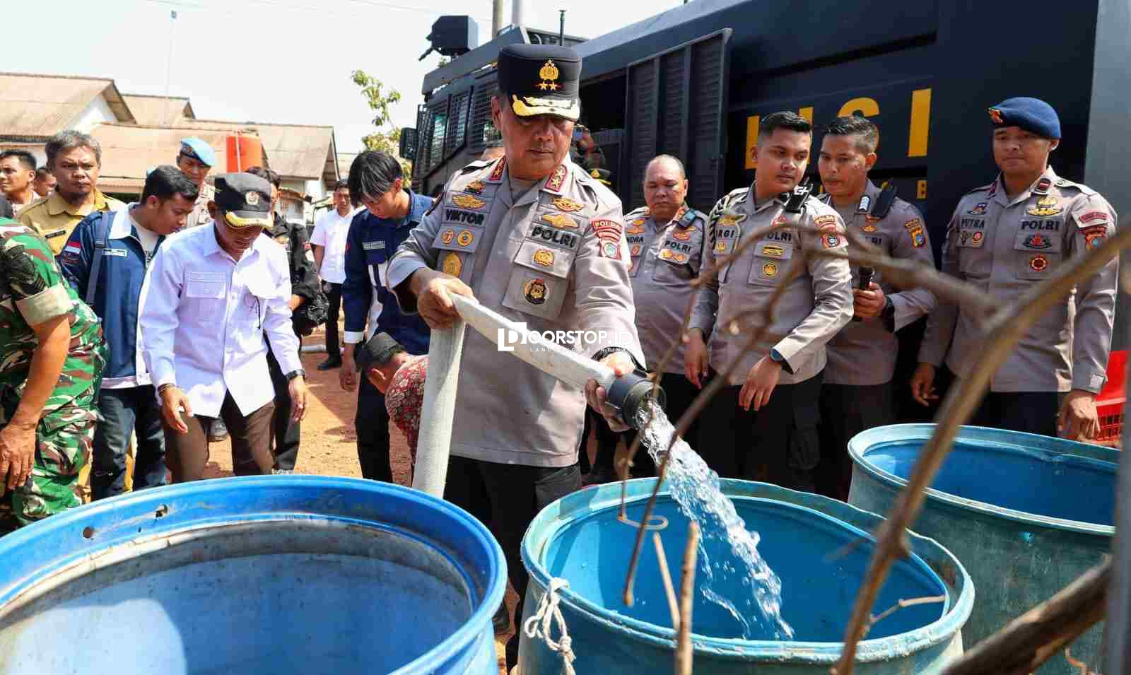 Dampak Kemarau Panjang, Polda Babel Pasok 12 Ribu Liter Air Bersih ke Desa Kemuja