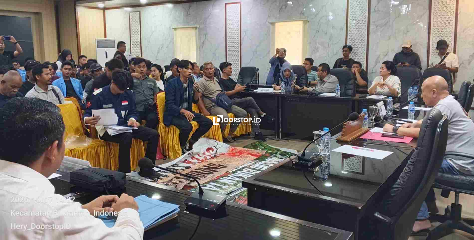 Terima Demo Warga Bedengung, Didit Srigusjaya Desak Riza Herdavid Putuskan Nasib Kades dalam 2 Pekan