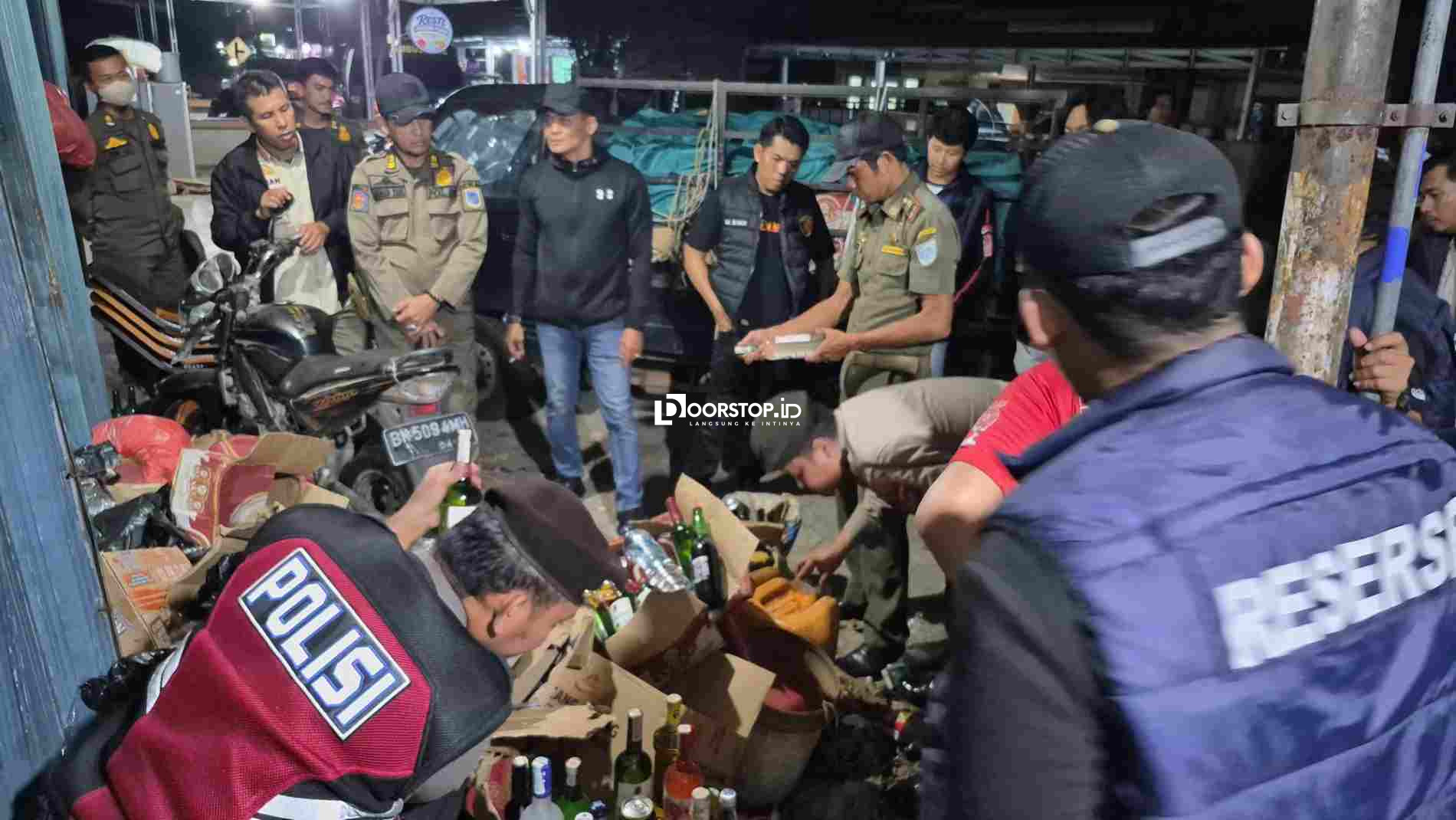 Polres Bangka Barat Tertibkan Penjualan Miras Ilegal, 35 Botol Diamankan