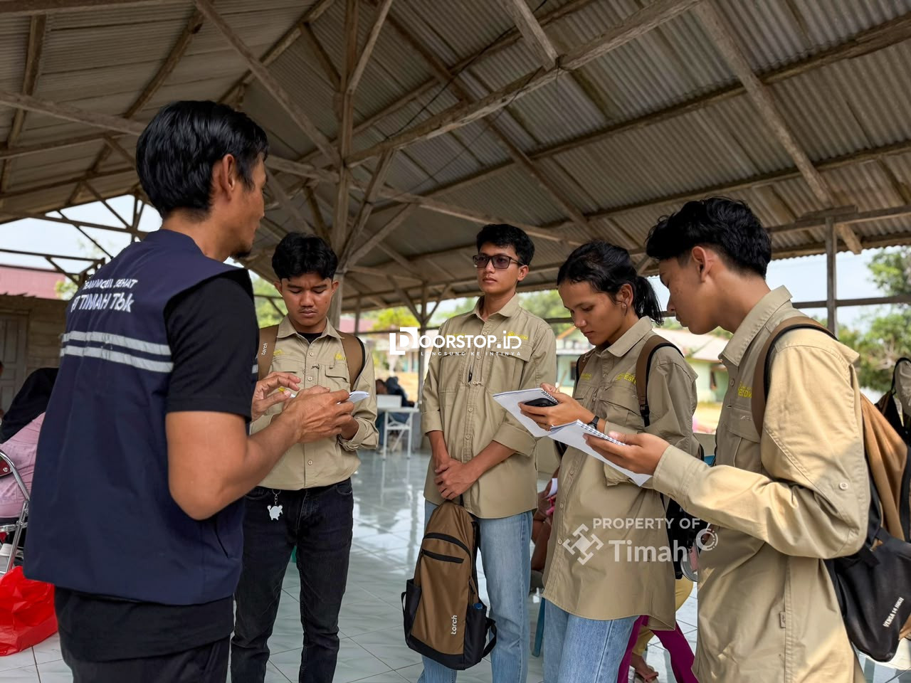 Pelayanan Kesehatan PT TIMAH Hadir di Kampung Adat Gebong Memarong, 101 Warga Air Abik Berobat Gratis