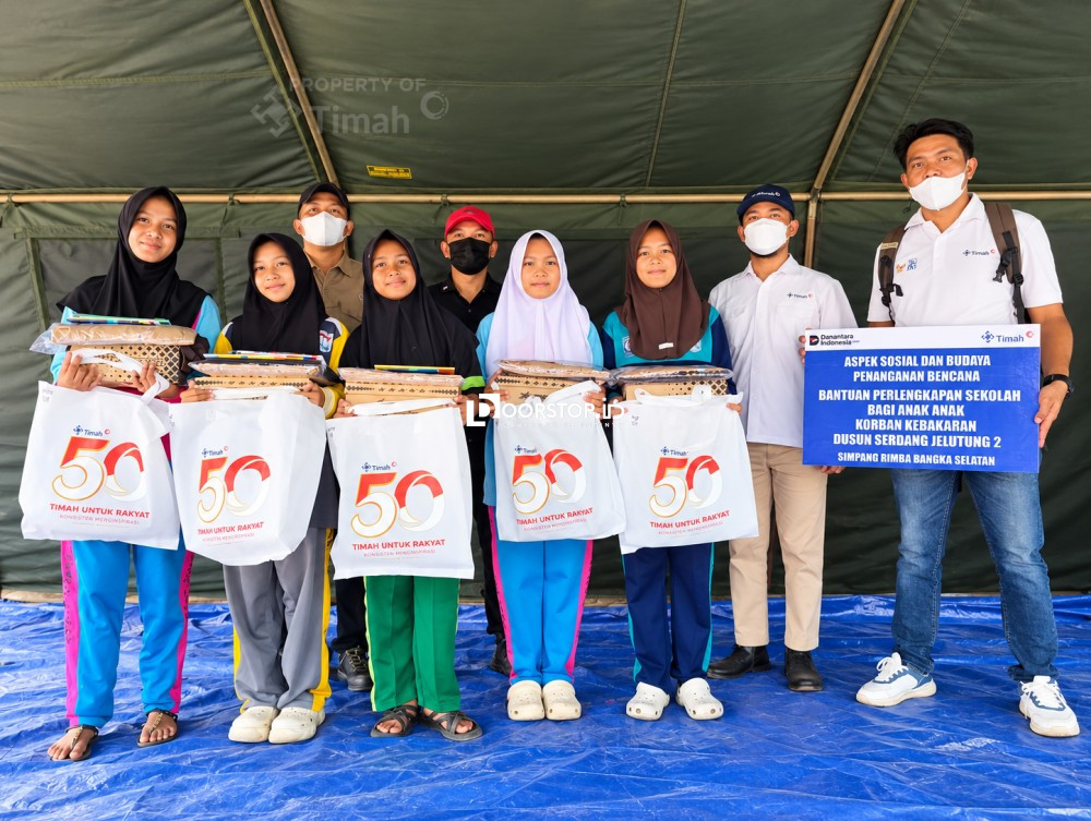 Bantu Anak Kembali Bersekolah, PT TIMAH Salurkan 210 Paket Seragam di Dusun Serdang