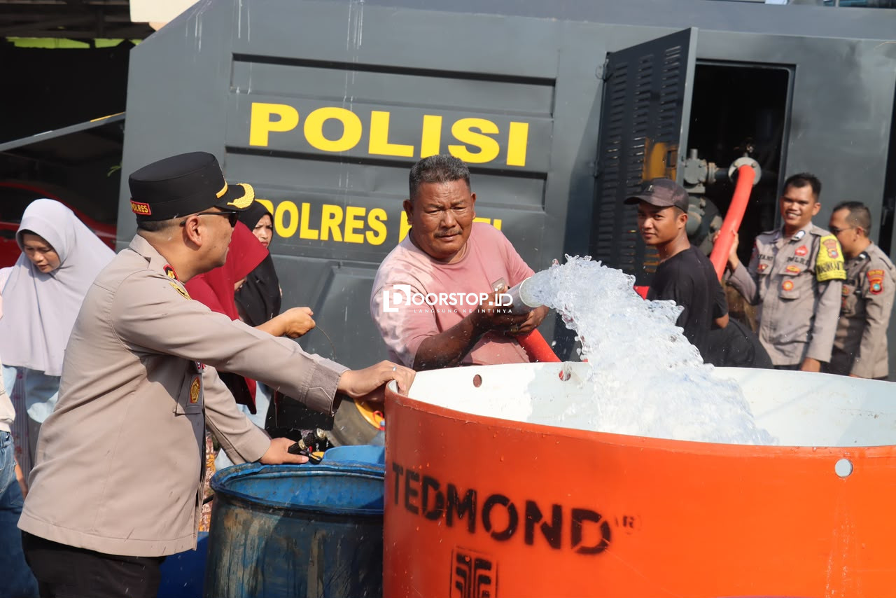 Polres Bangka Selatan dan Jajaran Salurkan 15 Ribu Liter Air Bersih