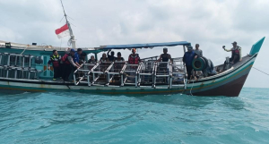 Hari Habitat Sedunia, PT Timah dan HNSI Bangka Tebar 81 Unit Atraktor Cumi di Pantai Rambak