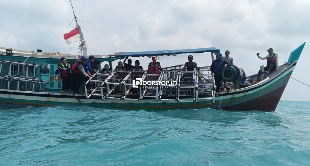 Hari Habitat Sedunia, PT Timah dan HNSI Bangka Tebar 81 Unit Atraktor Cumi di Pantai Rambak