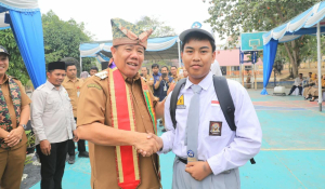 Gubernur Hidayat Arsani Salurkan Bantuan Seragam untuk Siswa SMA/SMK Se-Kabupaten Bangka