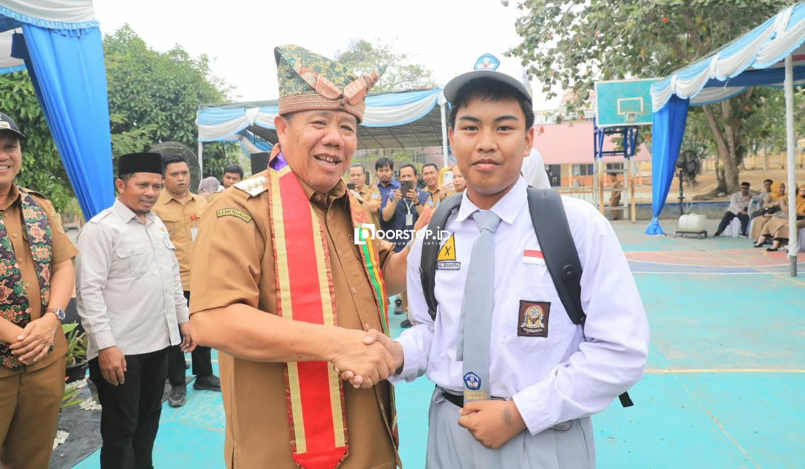 Gubernur Hidayat Arsani Salurkan Bantuan Seragam untuk Siswa SMA/SMK Se-Kabupaten Bangka