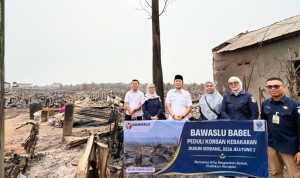 Bawaslu Babel Salurkan Bantuan Uang Tunai untuk Korban Kebakaran di Dusun Serdang