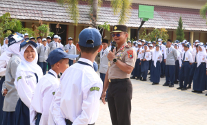 Jadi Pembina Upacara di SMPN 1 Belitung, Wakapolda Babel Ajak Pelajar Bijak Bermedsos dan Cegah Perundungan