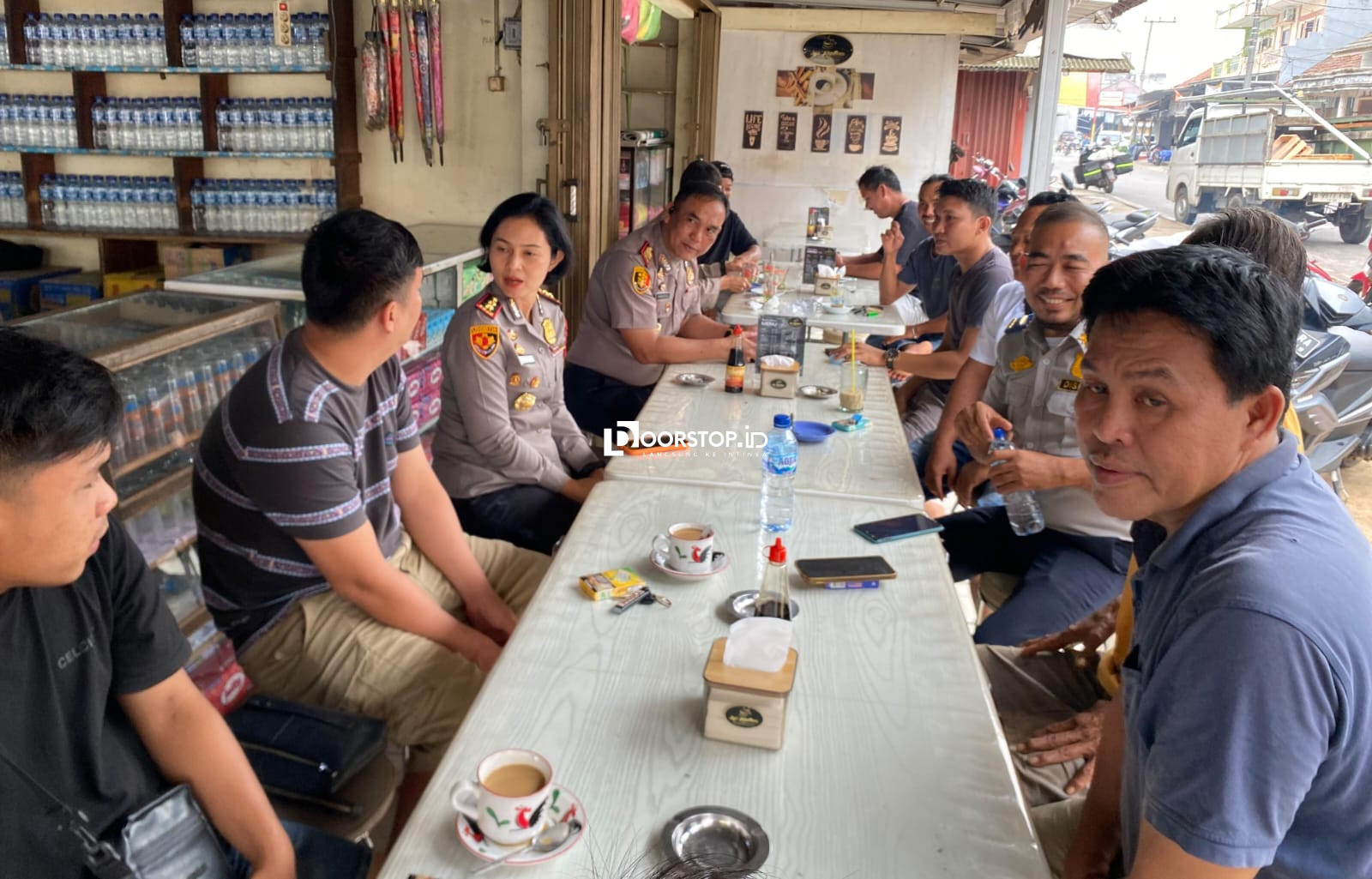 Ngopi Bareng Warga di Parittiga, Kapolres Bangka Barat Buka Ruang Aduan