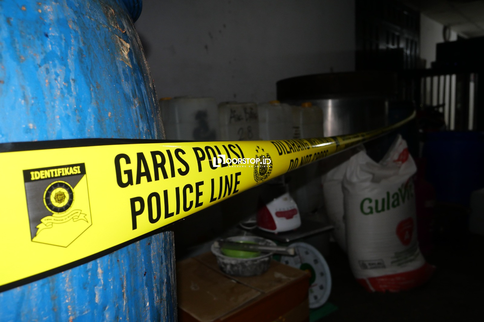 Polisi Gerebek Rumah Produksi Arak di Belitung, 30 Drum Fermentasi dan Belasan Jerigen Arak Siap Edar Disita